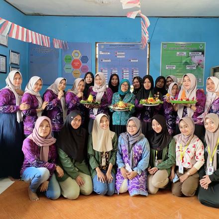 LOMBA HIAS NASI TUMPENG PKK BAWAHAN PASAR BERSAMA MAHASISWI KKN UNIVERSITAS BORNEO LESTARI 