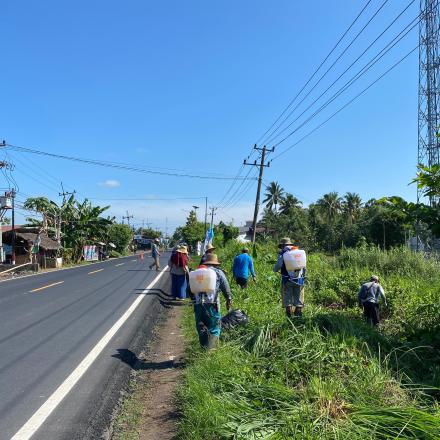 Pemdes Bawahan Pasar Bersama Masyarakat Bergotong Royong menyambut Haul GURU SEKUMPUL