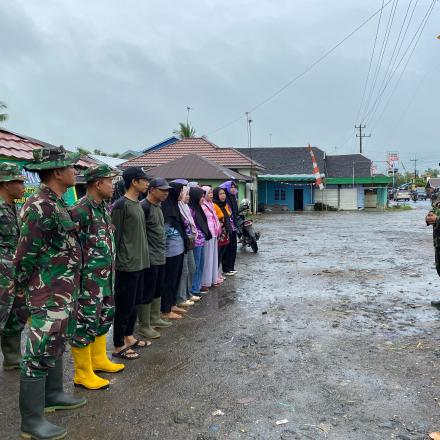 PEMDES BAWAHAN PASAR MELAKUKAN GIAT GERAKAN SERENTAK PEMBERANTASAN SARANG NYAMUK DI KOMPLEK PASAR 