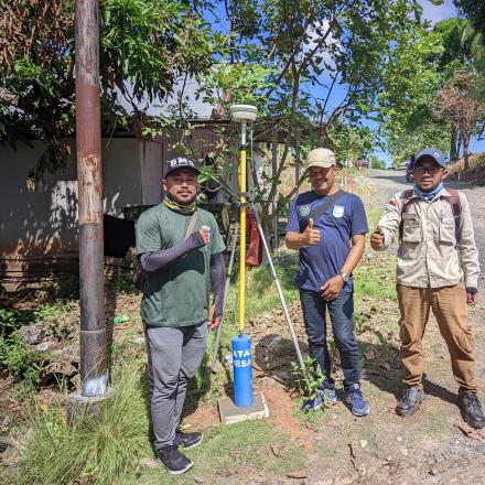 PAMBAKAL BAWAHAN PASAR IKUT MENGAWASI PEMASANGAN PATOK BATAS DESA BAWAHAN PASAR